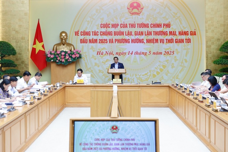 Thủ tướng cũng yêu cầu cần phát động phong trào thi đua đấu tranh chống buôn lậu, gian lận thương mại, sản xuất, lưu thông hàng giả, hàng nhái, vi phạm bản quyền, sở hữu trí tuệ - Ảnh: VGP