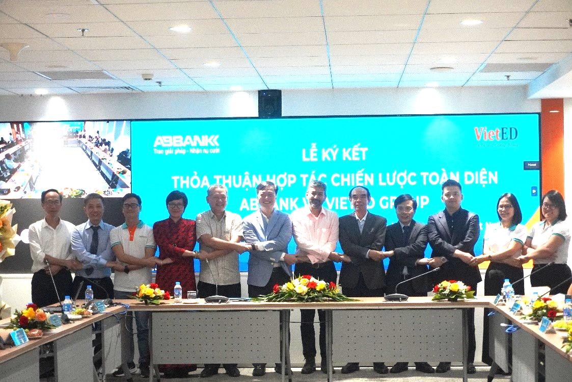 Đại diện hai bên, ông Phạm Duy Hiếu - TGĐ ABBANK và ông Raj Kumar - Giám đốc VietED Group thực hiện ký kết Thỏa thuận hợp tác với sự chứng kiến của các đại biểu (phần này sẽ nêu tên các đại biểu chứng kiến – nên mời đủ các thành phần tham dự ở trên)