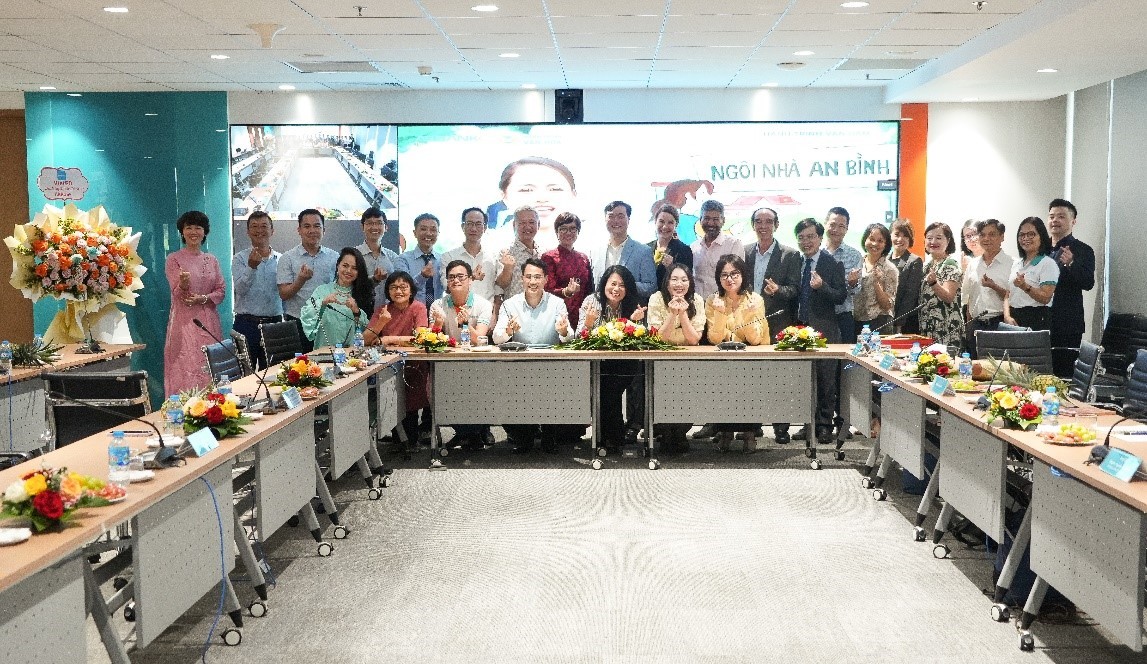 Các thành viên nhóm GSG, nếu không có thì sử dụng hình lưu niệm lễ ký kết