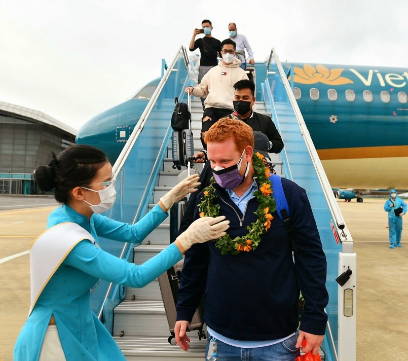 Du khách châu Âu tham quan Hà Nội. 