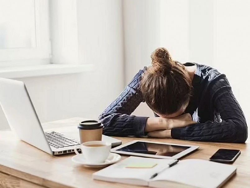 Khảo sát của YouGov tại Anh năm 2024 cho thấy gần 25% người lao động thường xuyên vượt mức giới hạn 48 giờ làm việc mỗi tuần.