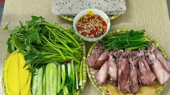 Mực cuốn rau muống – món ăn gây “sốt” trên mạng xã hội
