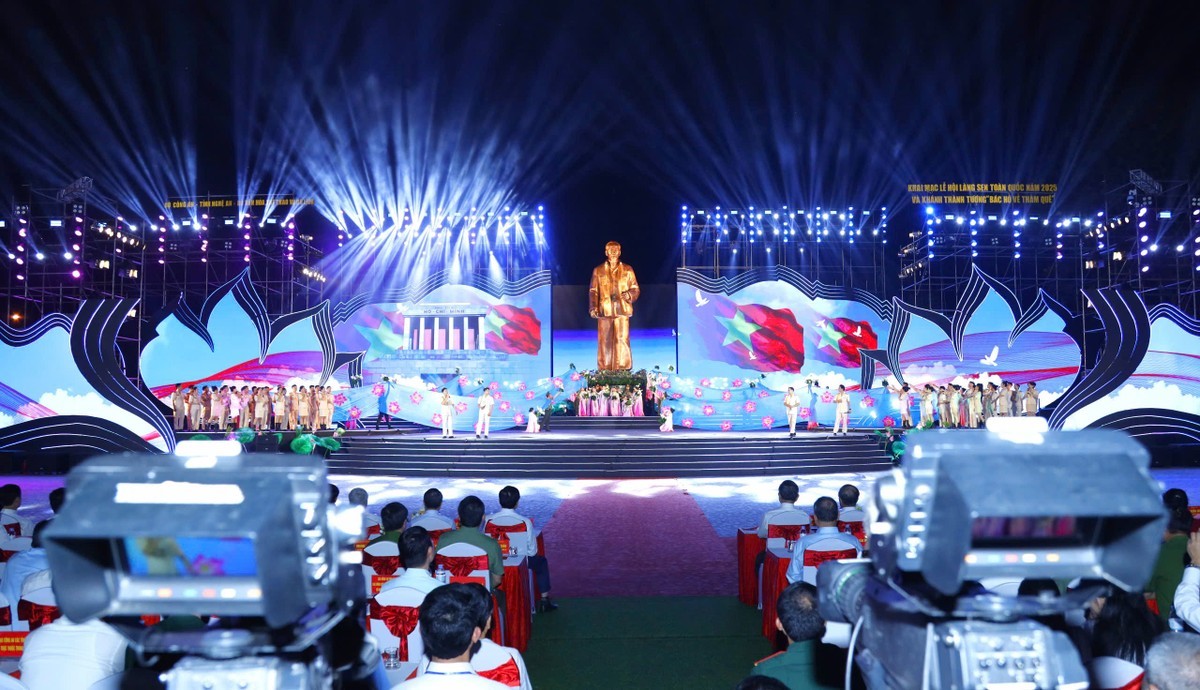 Tổng Bí thư Tô Lâm cùng lãnh đạo Đảng, Nhà nước, tỉnh Nghệ An và đông đảo nhân dân, du khách dự khai mạc lễ hội Làng Sen toàn quốc năm 2025 và khánh thành tượng