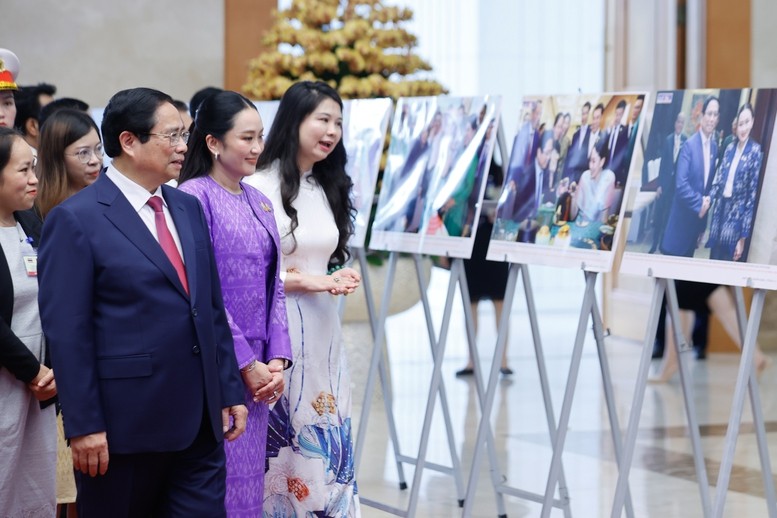 Thủ tướng Phạm Minh Chính và Thủ tướng Paetongtarn Shinawatra tham quan trưng bày ảnh về đất nước, con người và quan hệ tốt đẹp Việt Nam - Thái Lan - Ảnh: VGP