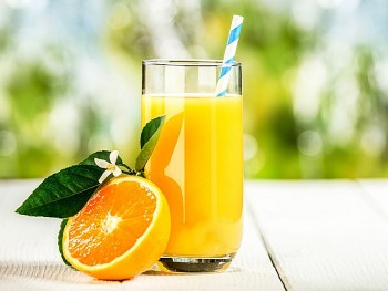 Từ nước cam đến sinh tố cải bó xôi: Đồ uống vàng cho hệ xương khỏe mạnh