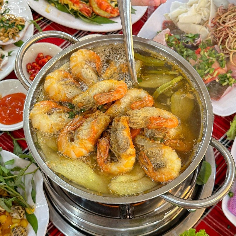 Lẩu tôm không chỉ là món ăn, mà còn là “sợi dây” gắn kết trong những buổi tụ họp bạn bè, gia đình.