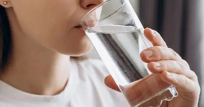 Uống một ly nước ấm vào sáng sớm giúp khởi động các cơ quan và cải thiện sự tỉnh táo.