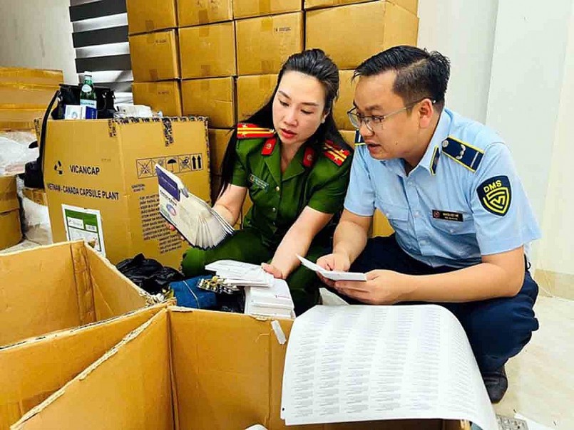 Cơ quan chức năng kiểm đếm số hàng hóa thu giữ của Phạm Ngọc Tiến và đồng phạm. Cơ quan chức năng kiểm đếm số hàng hóa thu giữ của Phạm Ngọc Tiến và đồng phạm.