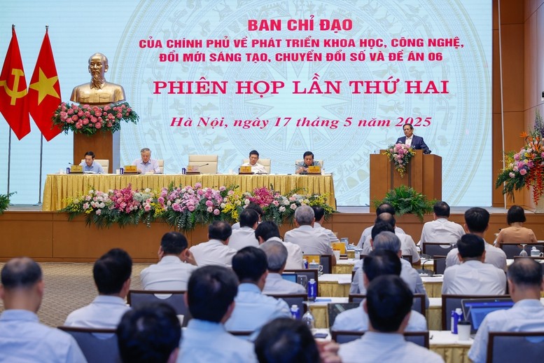 Thủ tướng yêu cầu, trong phát triển KHCN, đổi mới sáng tạo, chuyển đổi số, người đứng đầu phải sát việc, quyết liệt, trăn trở với công việc, lãnh đạo chỉ đạo, điều hành và triển khai phải thần tốc, táo bạo, hiệu quả hơn nữa, tăng cường kiểm tra, giám sát, xử lý những vướng mắc, vấn đề phát sinh - Ảnh: VGP
