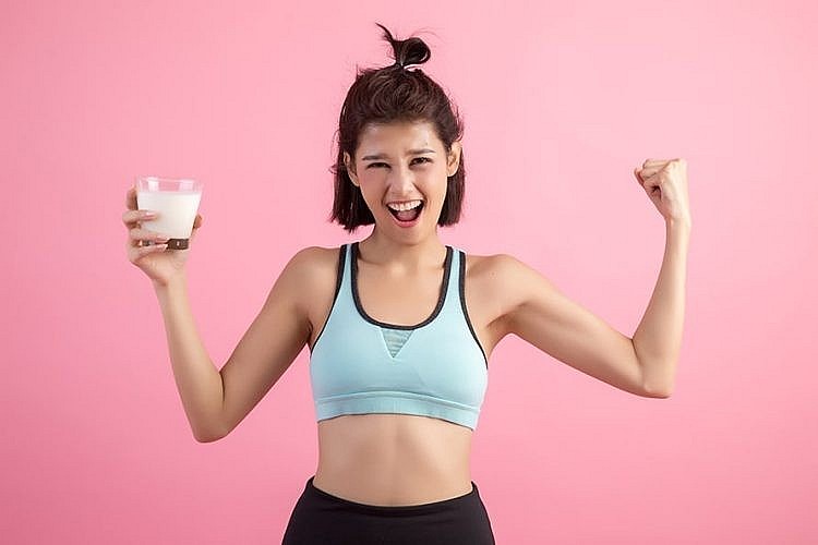 Với hàm lượng axit amin thiết yếu dồi dào cùng khả năng hấp thụ nhanh vào cơ thể, whey protein được giới chuyên gia dinh dưỡng đánh giá là nguồn bổ sung protein lý tưởng, đặc biệt với người tập luyện thể thao.