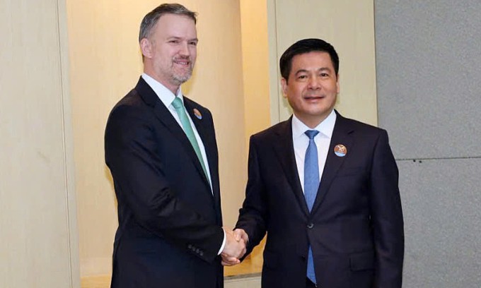 Bộ trưởng Công Thương Nguyễn Hồng Diên và Trưởng đại diện Thương mại Mỹ Jamieson Greer tại phiên đàm phán, ngày 16/5. (Ảnh: MOIT).