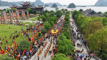 Hàng vạn người dự Lễ cung rước xá lợi Đức Phật Thích Ca Mâu Ni