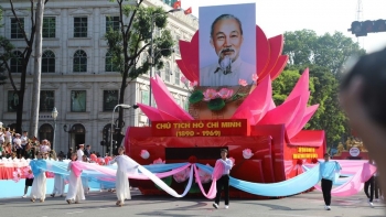 Bác vẫn cùng chúng cháu hành quân