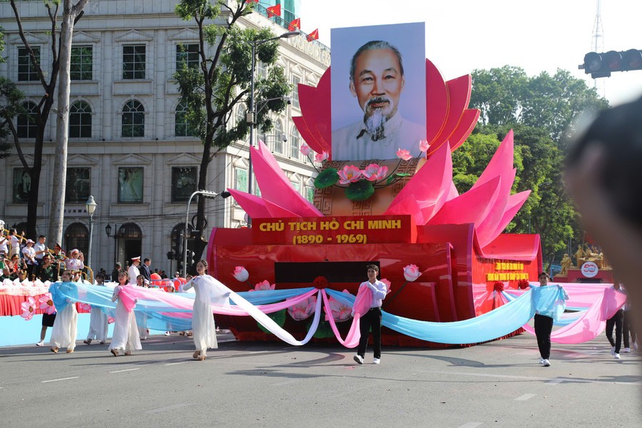 xe rước chân dung Chủ tịch Hồ Chí Minh - vị lãnh tụ vĩ đại của dân tộc Việt Nam.