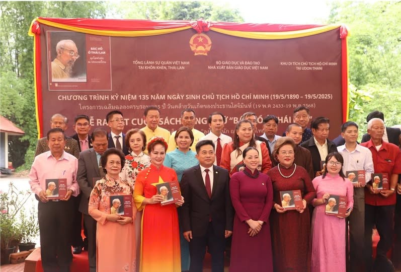 Ra mắt sách song ngữ "Bác Hồ ở Thái Lan": Dấu ấn lịch sử, thắt chặt tình hữu nghị Việt - Thái Ra mắt sách song ngữ "Bác Hồ ở Thái Lan": Dấu ấn lịch sử, thắt chặt tình hữu nghị Việt - Thái