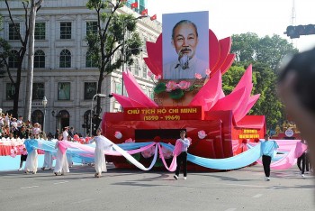 Bác vẫn cùng chúng cháu hành quân