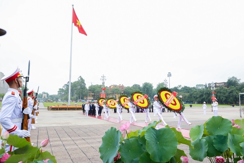 Các đồng chí lãnh đạo Đảng, Nhà nước, nguyên lãnh đạo Đảng, Nhà nước vào Lăng viếng Bác - Ảnh: VGP Các đồng chí lãnh đạo Đảng, Nhà nước, nguyên lãnh đạo Đảng, Nhà nước vào Lăng viếng Bác - Ảnh: VGP