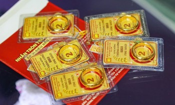 Vàng giảm sâu nhất 3 năm, thị trường chờ động thái từ Fed