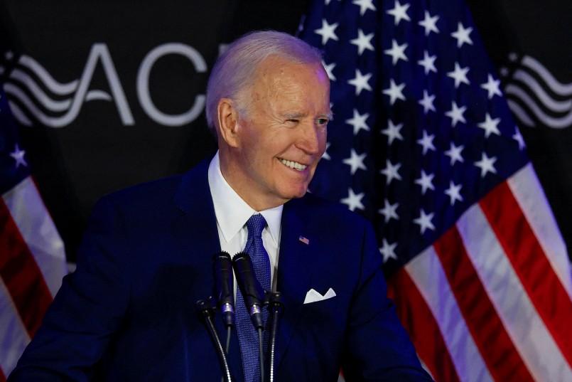 Cựu Tổng thống Mỹ Joe Biden phát biểu tại sự kiện ở Chicago tối 15.4  ẢNH: REUTERS