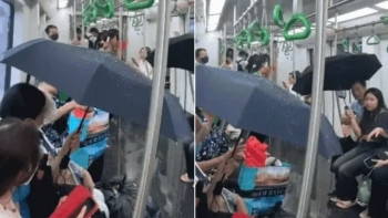 Giải thích từ Hà Nội Metro về việc khách phải dùng ô trên tàu