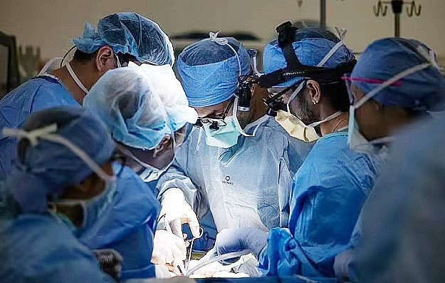 Ca phẫu thuật kéo dài 8 giờ. Ảnh: UCLA Health