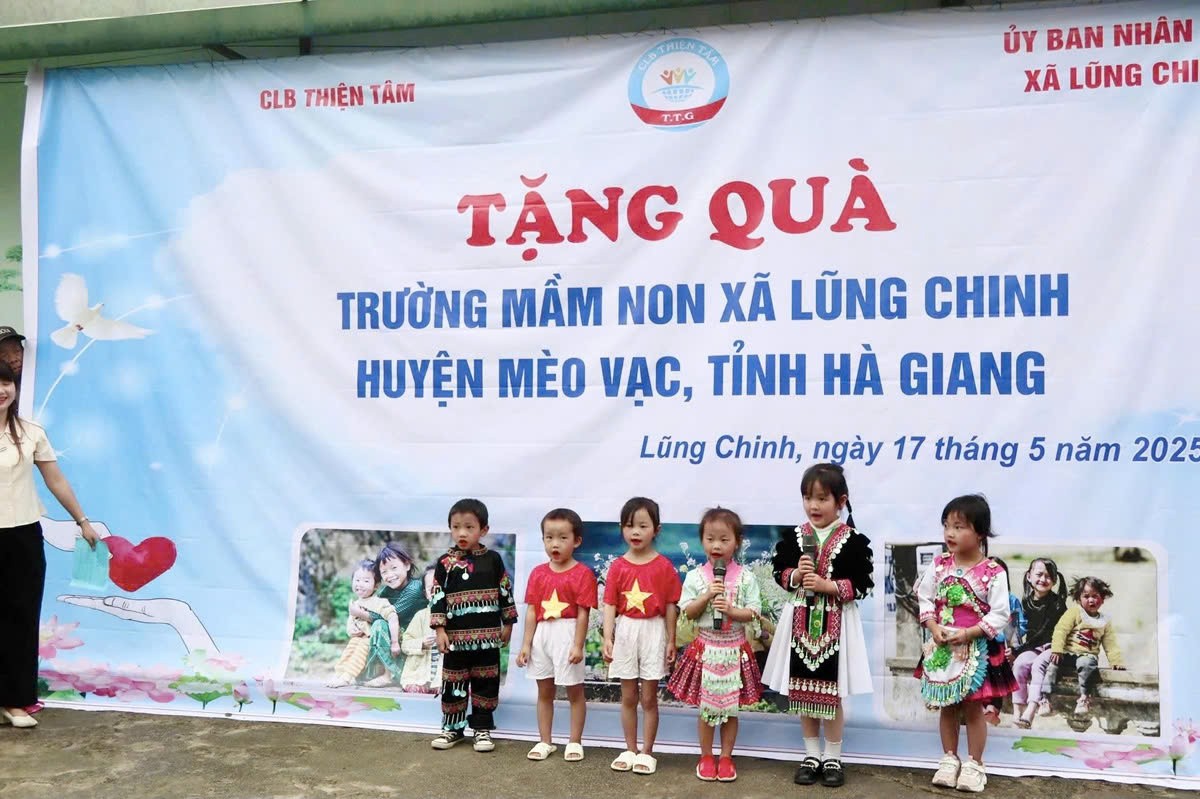 Những bài hát, điệu múa giản dị nhưng đầy cảm xúc đã mở màn cho chương trình. Những bài hát, điệu múa giản dị nhưng đầy cảm xúc đã mở màn cho chương trình.