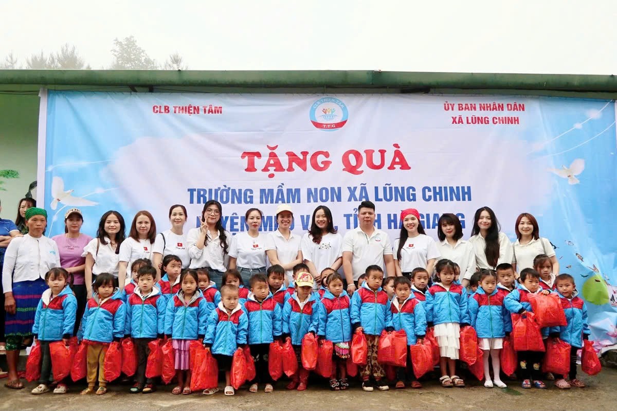 Trao quà cho các em học sinh. Trao quà cho các em học sinh.