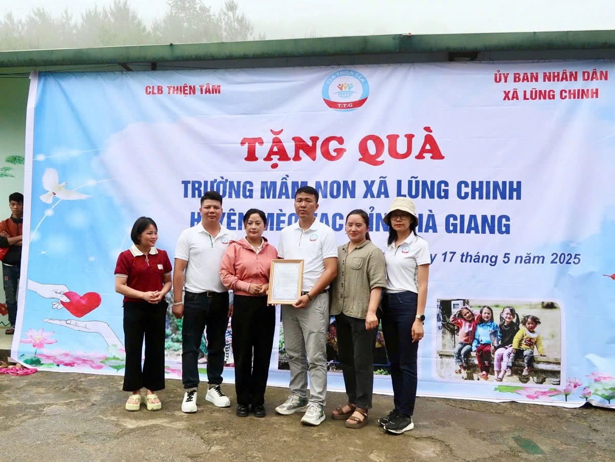 Ban lãnh đạo xã và Ban Giám hiệu nhà trường đã trao thư cảm ơn tới Câu lạc bộ Thiện Tâm. Ban lãnh đạo xã và Ban Giám hiệu nhà trường đã trao thư cảm ơn tới Câu lạc bộ Thiện Tâm.