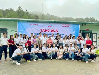 Gieo yêu thương nơi đá núi nở hoa