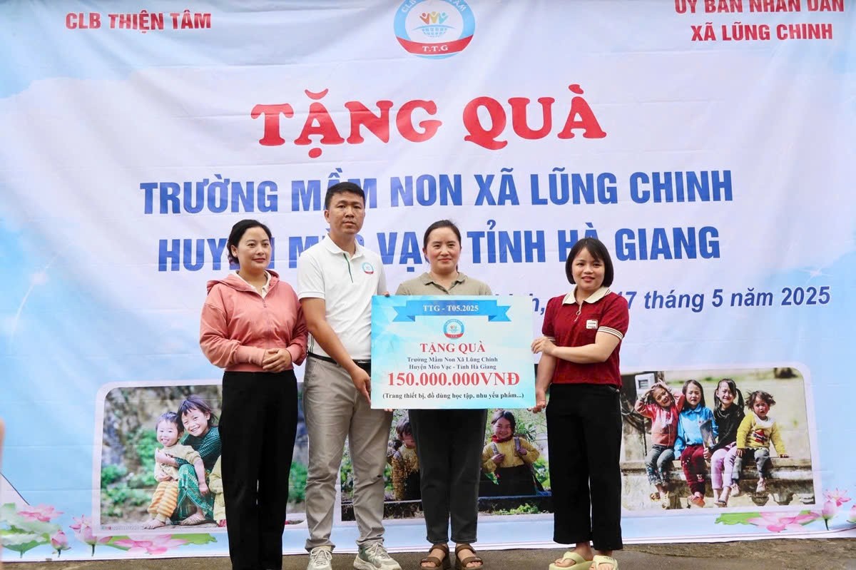 Ông Nguyễn Trần Tiệp – Chủ tịch CLB Thiện Tâm, đại diện đoàn trao tặng quà cho nhà trường. Ông Nguyễn Trần Tiệp – Chủ tịch CLB Thiện Tâm, đại diện đoàn trao tặng quà cho nhà trường.