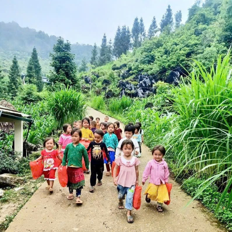 Các em ra về trong niềm vui hân hoan. Các em ra về trong niềm vui hân hoan.