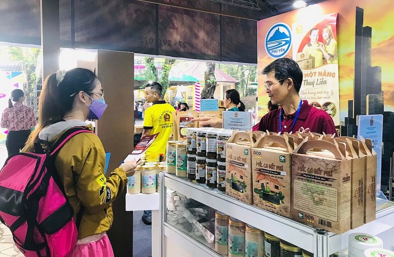 Các cơ sở bán lẻ đạt chuẩn tại nông thôn còn trở thành điểm kết nối tiêu thụ sản phẩm OCOP và đặc sản vùng miền.