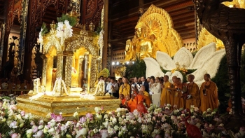 Hàng ngàn người đội nắng cung rước xá lợi Đức Phật về chùa Bái Đính