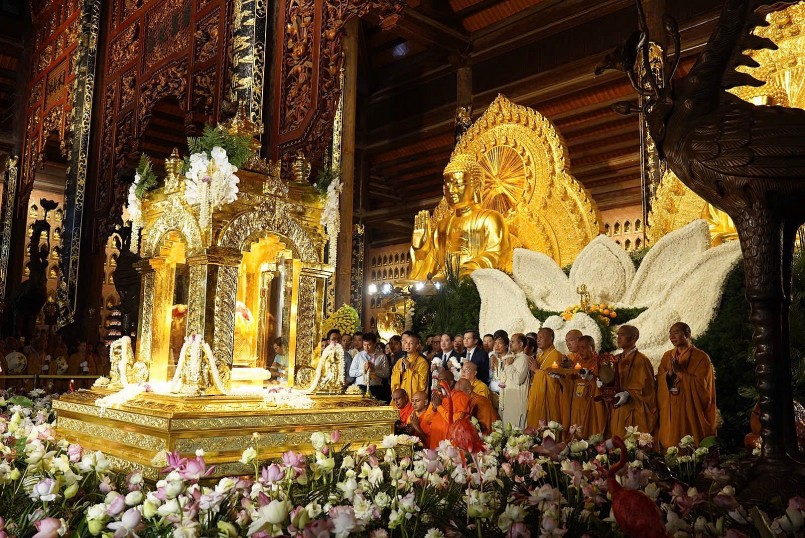 Hàng ngàn người đội nắng cung rước xá lợi Đức Phật về chùa Bái Đính