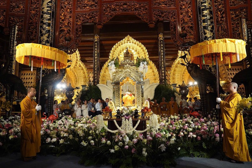 Hàng ngàn người đội nắng cung rước xá lợi Đức Phật về chùa Bái Đính