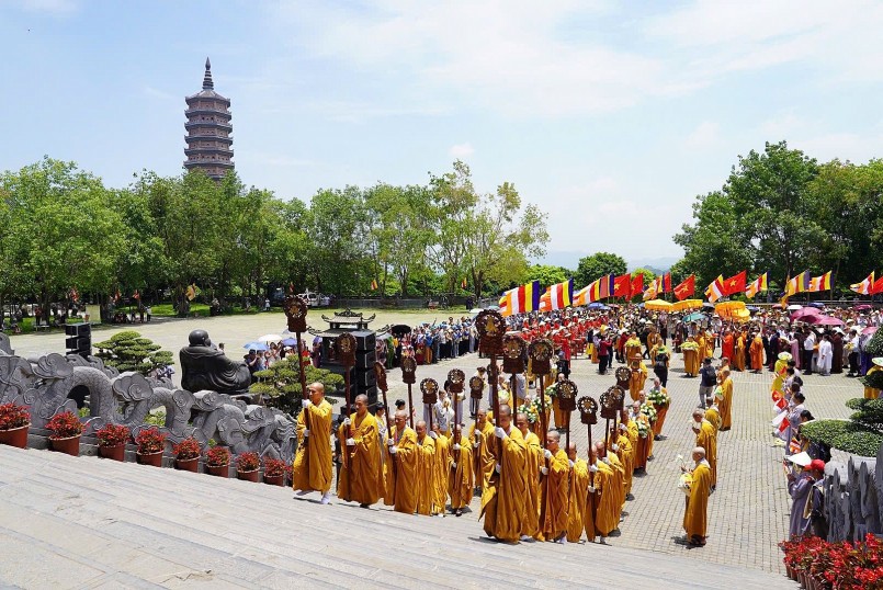 Hàng ngàn người đội nắng cung rước xá lợi Đức Phật về chùa Bái Đính
