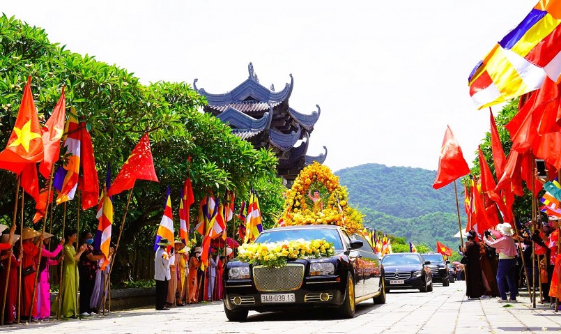 Hàng ngàn người đội nắng cung rước xá lợi Đức Phật về chùa Bái Đính