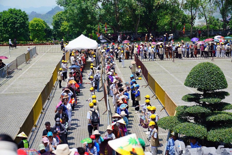 Hàng ngàn người đội nắng cung rước xá lợi Đức Phật về chùa Bái Đính