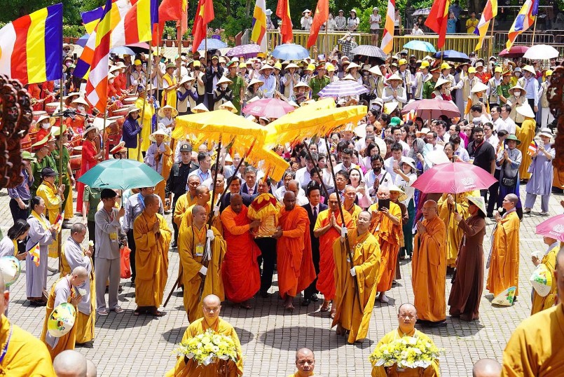 Hàng ngàn người đội nắng cung rước xá lợi Đức Phật về chùa Bái Đính