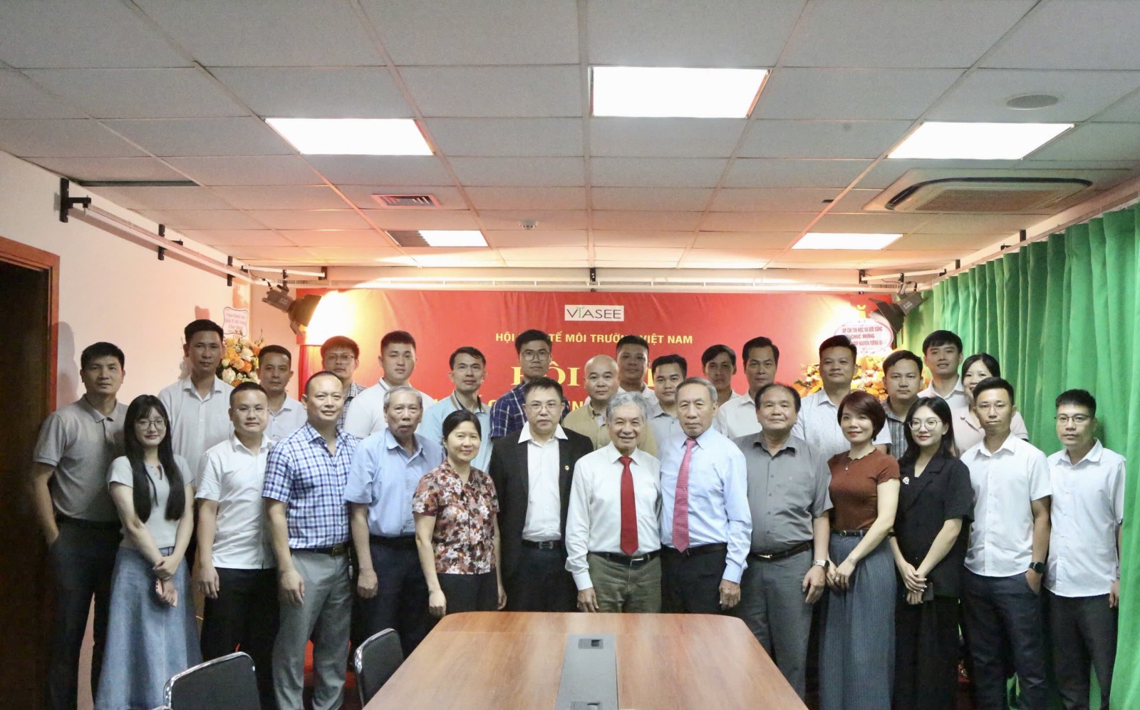 Lãnh đạo Hội và Tạp chí Kinh tế Môi trường chụp ảnh lưu niệm cùng tân Tổng Biên tập.