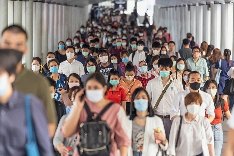 Bộ Y tế Thái Lan khuyến cáo người dân, du khác thực hiện biện pháp an toàn trước làn sóng Covid-19. Ảnh: FPIF.