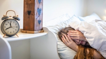 Ngủ nướng – “kẻ thù thầm lặng” của sức khỏe thể chất và tinh thần