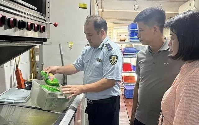 Đoàn kiểm tra liên ngành an toàn thực phẩm quận Cầu Giấy (TP. Hà Nội) đến kiểm tra đột xuất quán Lòng Chát.