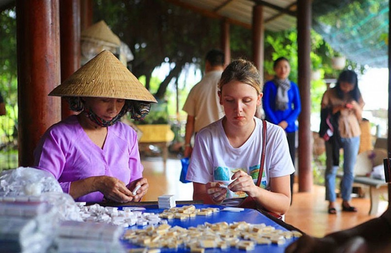 Du khách đến Bến Tre không chỉ được thưởng thức kẹo dừa tại chỗ mà còn có thể tham quan các làng nghề, trải nghiệm quy trình làm kẹo thủ công.