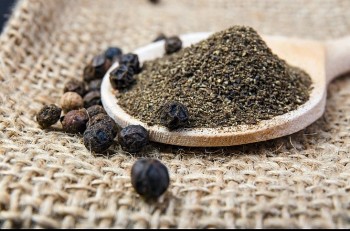 Giá tiêu trong nước đi ngang, xuất khẩu sang Anh tăng mạnh gần gấp đôi