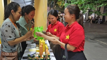 Chạm vào hồn phố qua nhịp sống về đêm