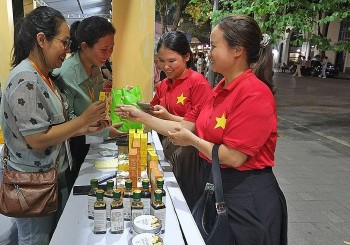 Chạm vào hồn phố qua nhịp sống về đêm