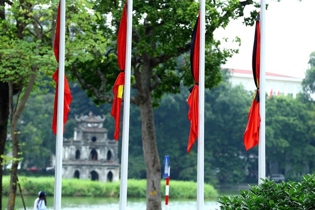 Cờ rủ là Quốc kỳ, có dải băng tang. Ảnh Thành Đạt