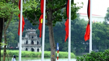 Treo cờ rủ, không tổ chức hoạt động vui chơi công cộng trong hai ngày Quốc tang