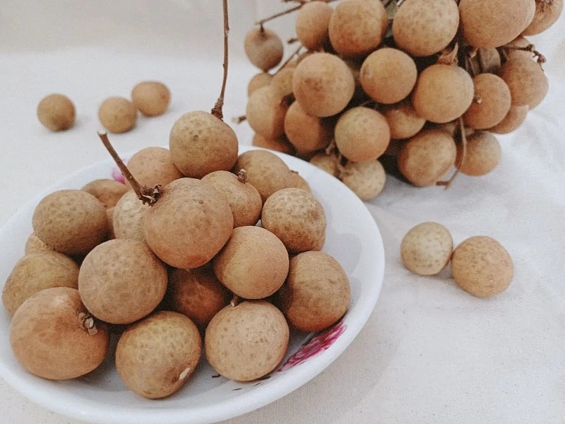 Nhãn chứa nhiều đường tự nhiên, có thể khiến lượng đường huyết trong máu tăng nhanh.